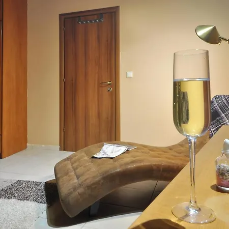 Helenas Luxurious *